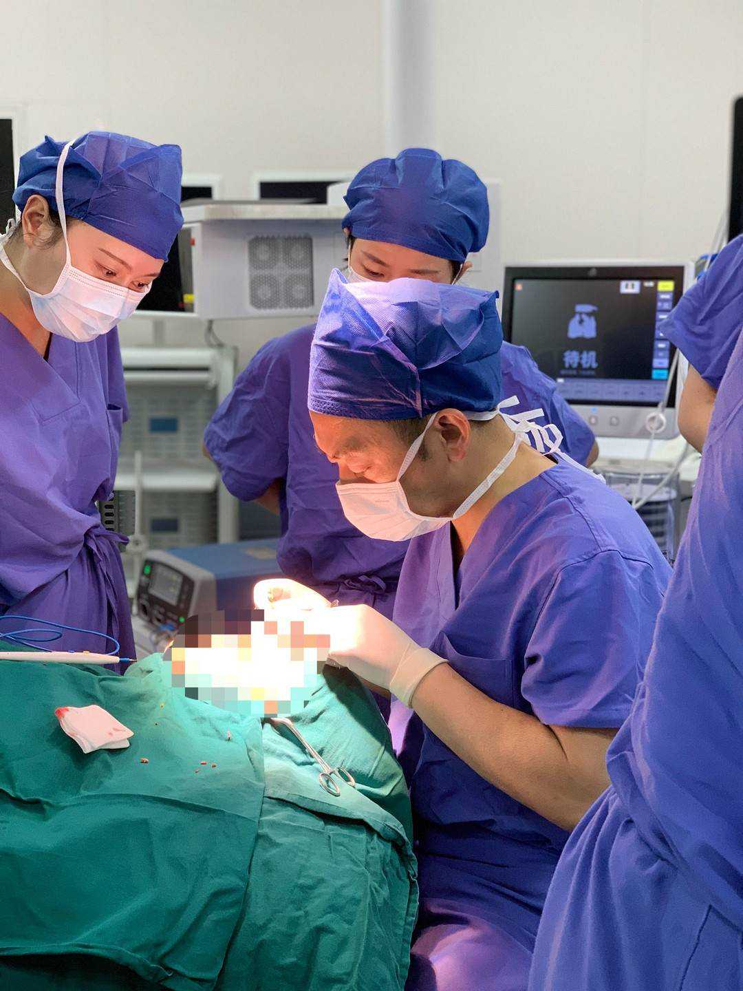 刀尖上的艺术！直击华西天府医院首台整形美容手术