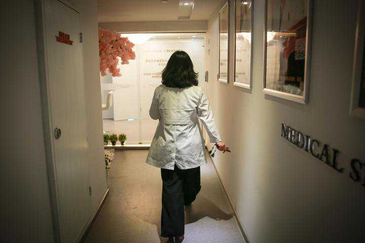 绍兴医院暑期整形美容很火热 学生群体成为主力军