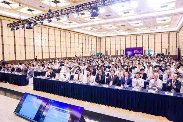 重庆美仑美奂院长毋巨龙、美容外科医师杨波受邀出席上海国际整形美容学术大会