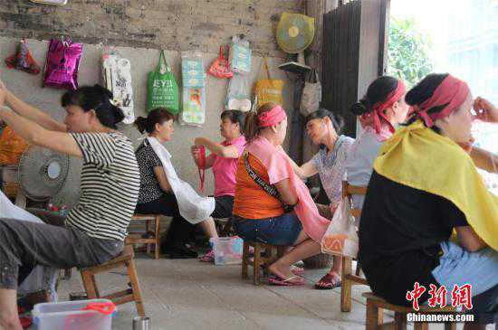 “体面”过春节 古老美容术绞脸受宠