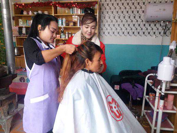 阿亚克萨依村的美容美发班开讲啦！