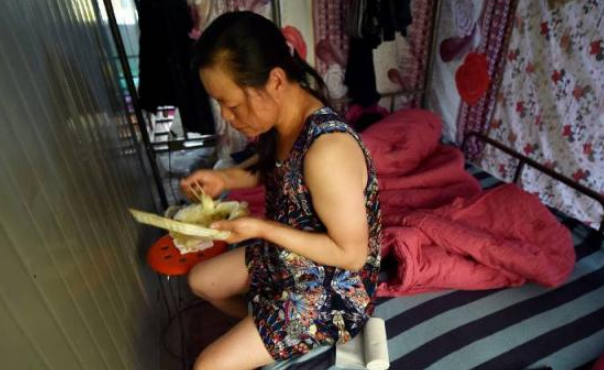 建筑工地上的女工：从不美容护肤，干活不比男人差！