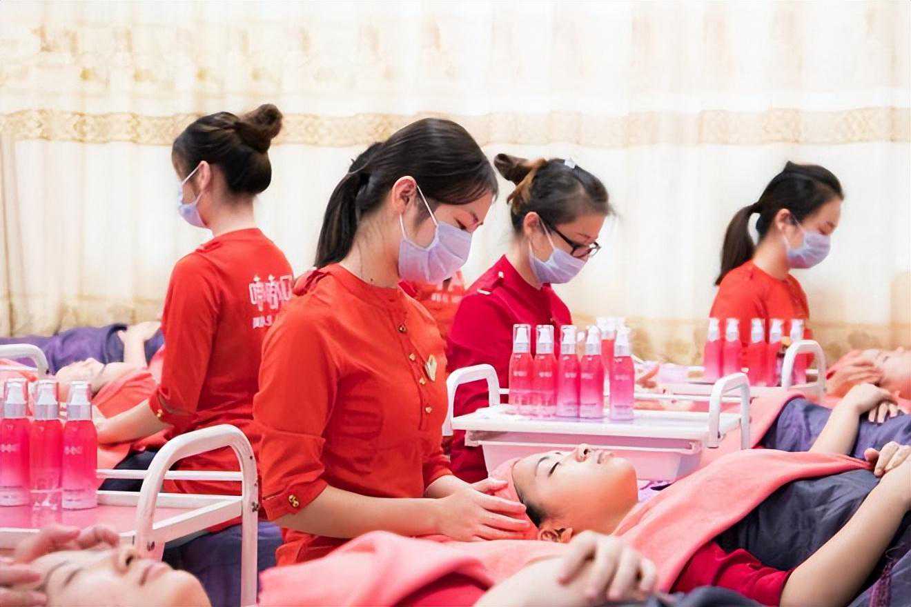 美容培训学校正规选-嘟嘟瓜-入学门槛低-五年免费进修！