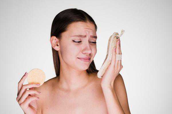 你用的面膜里可能添加了荧光剂！还能放心用吗？美容医师这样解释