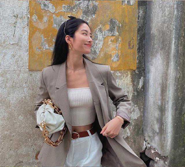 杨采钰剪了碎刘海气质减半，黑色碎花裙更显老态，毫无女神形象