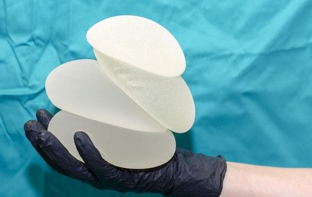 假体隆胸包膜挛缩的发生机制是什么？