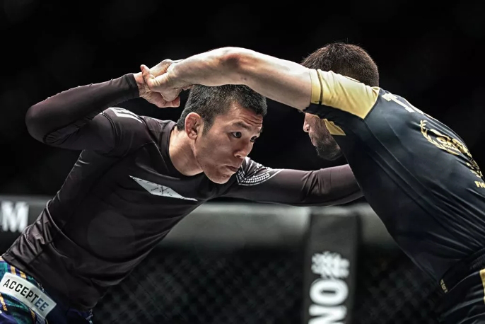 桀骜不驯，飞扬跋扈都是逢场作戏？日本狂男击败偶像后性情大变