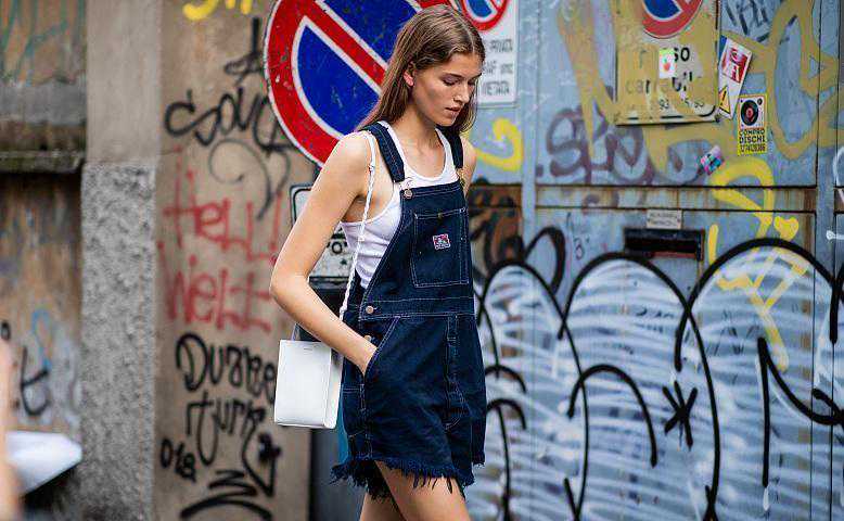 学会背带裤的这几种穿搭方式，既显瘦又减龄，快拿去吧你