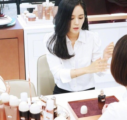 韩佳人近照曝光，10年一点没变样，网友：最爱她鼻子上的痣