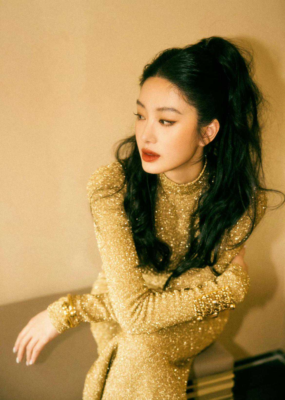 杨采钰太适合复古风！一袭金色亮片长裙配半扎发，美得很撩人