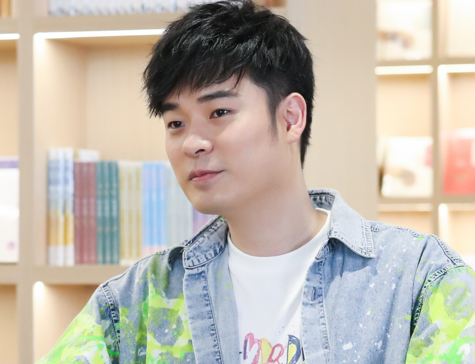 陈赫染新发色，自称奶奶灰发色有点像鹿晗，粉丝：有超哥的意思