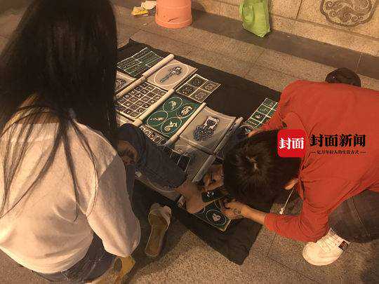 成都九眼桥现“网红文身”招揽年轻人尝试 医生提醒：警惕染膏成分过敏