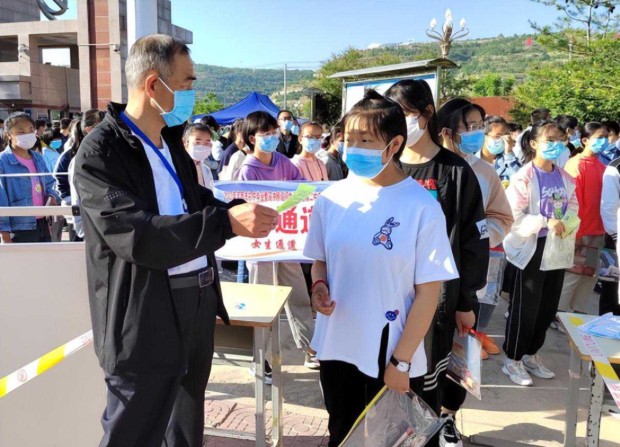 南宁中考D等级落榜生：我的梦想被手机夺走了，后悔没听父母的话