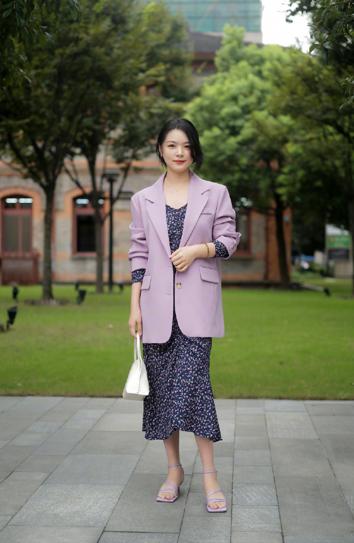 今秋火了一种穿法，叫“西装+裙子”，时髦新潮还显高，谁穿谁美