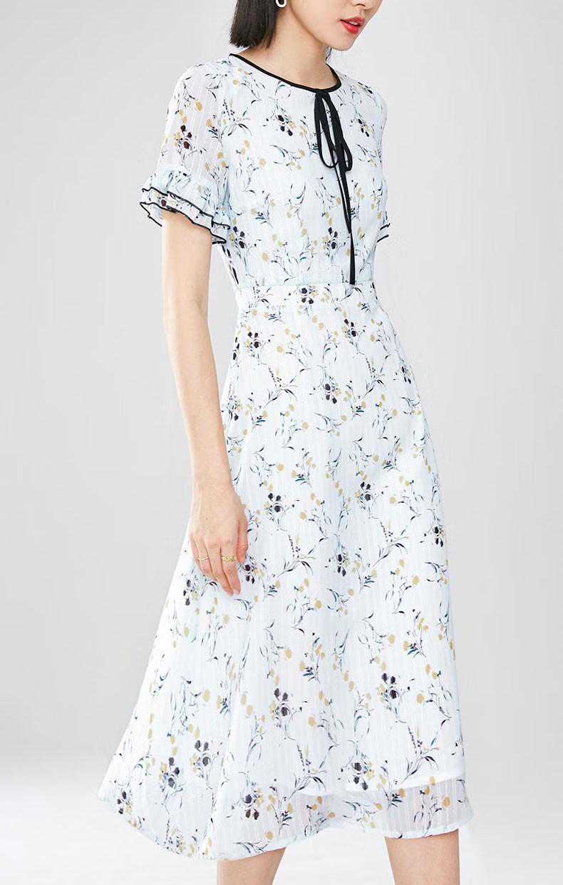 这条印花连衣裙给人的感觉，就三个字：“哇，好看”