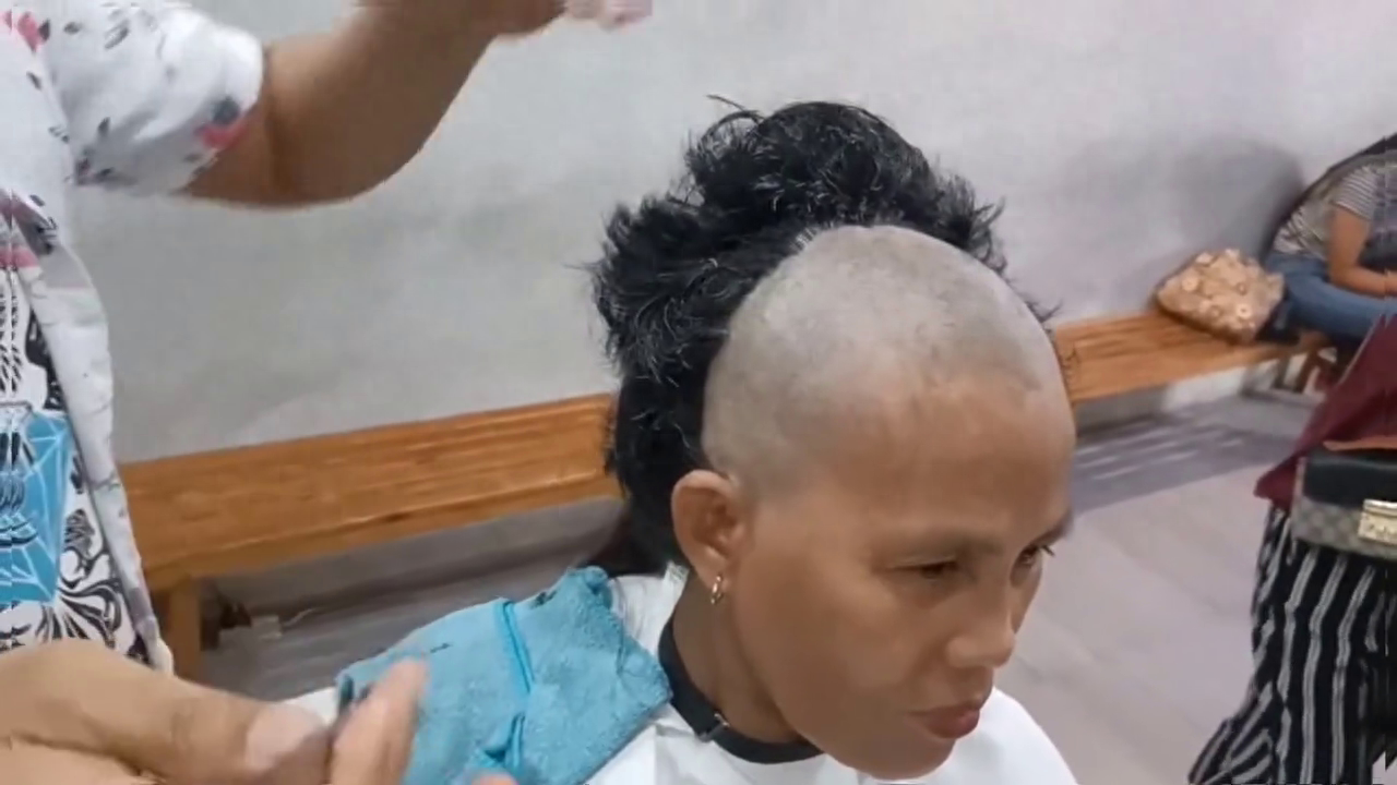 家庭主妇女子被老公嫌气，吵完架后把头发剃光，丑到不敢看