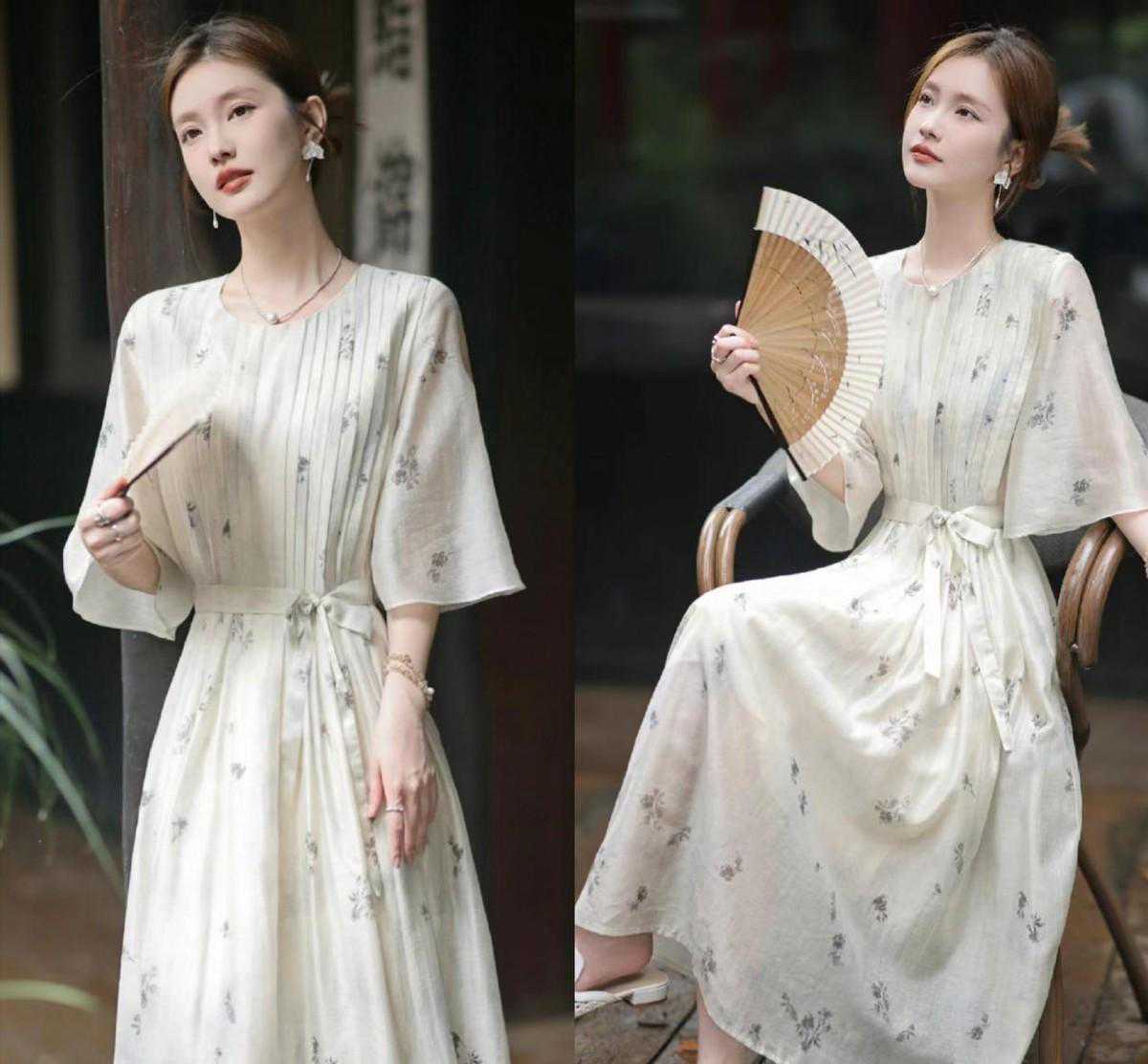 夏天一定要穿一次浅色印花连衣裙，温柔又显气质，真的很好看