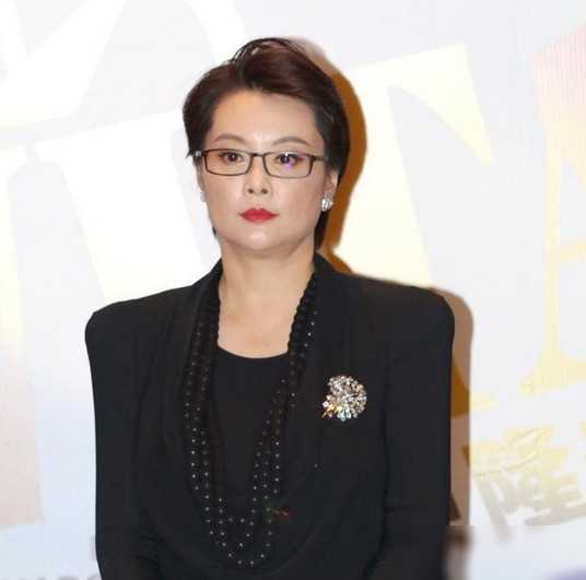 娱乐圈8位一眼万年的短发美女，郭采洁孙俪袁立，个个美出新高度