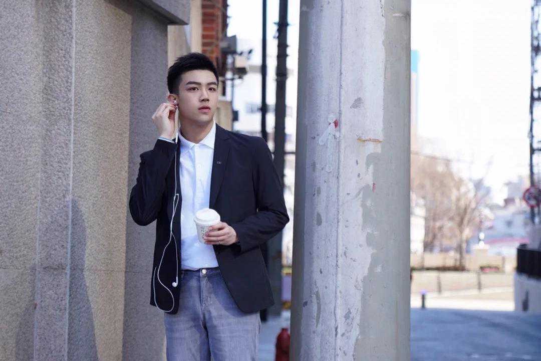 休闲西装搭配男装，简约大方的穿搭示范，更加帅气有型