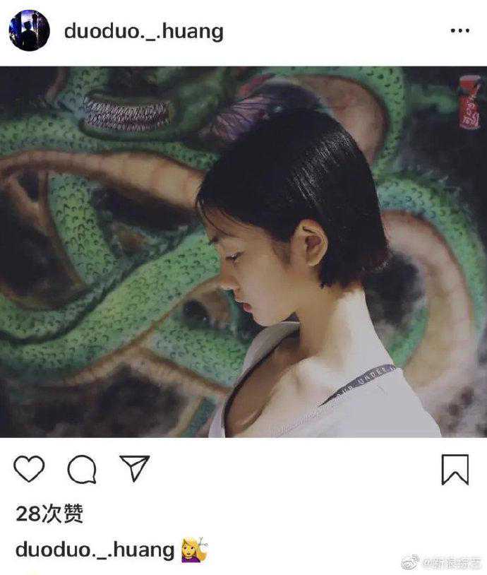 14岁黄多多晒短发，大秀锁骨天鹅颈成熟优雅，网友：穿这样不好吧