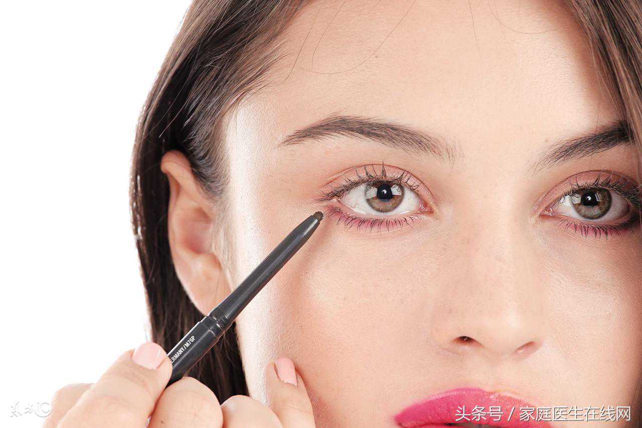 姑娘做了个韩式珍珠双眼皮，结果换来一个大伤口