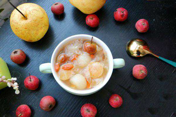 秋冬，你需要一碗润肺美容的小吊梨汤