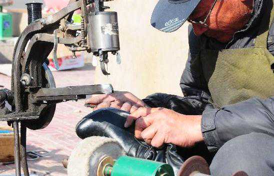 他将修鞋店铺变成皮衣皮鞋美容中心，年利润可观