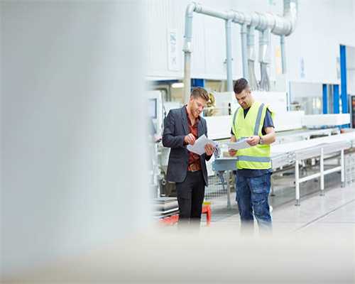 这才是中年妈妈该有的穿搭！长羽绒服+直筒裤，御寒减龄，很气质